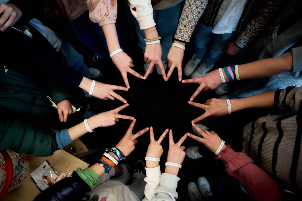 Hoe gaan kinderen om met rouw en verdriet? Rouwverwerking in de klas - Hoop in Zicht